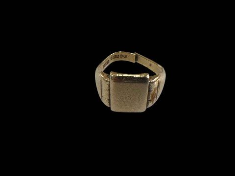 9 carat gold gents signet ring, cut.