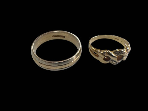 Two 9 carat gold rings.