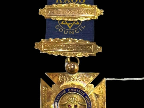 9 carat gold Buffaloes medal with three bars.