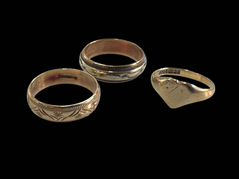 Three 9 carat gold rings.