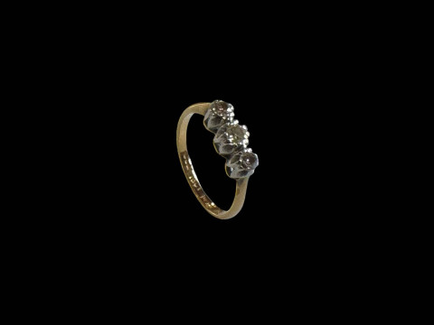 Diamond three stone 18 carat gold ring, size K/L.
