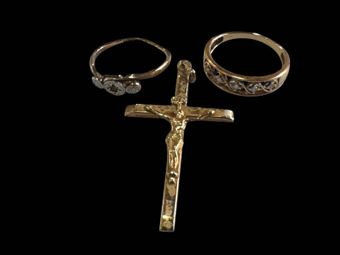 9 carat gold crucifix and two 9 carat gold rings (3).