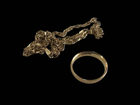 9 carat gold wedding band and chain necklace (2).
