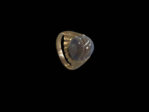 Gents 9 carat gold agate ring.
