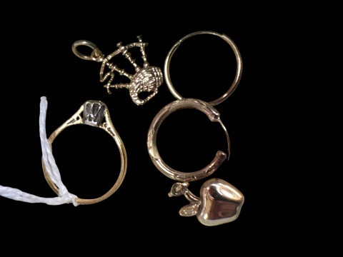 Diamond single stone ring, two 9 carat gold charms, and two single earrings...