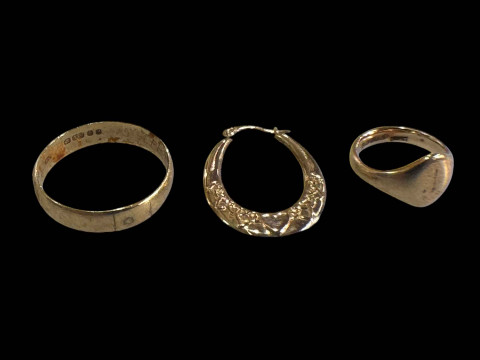 Two 9 carat gold rings and single 9 carat gold earring (3).