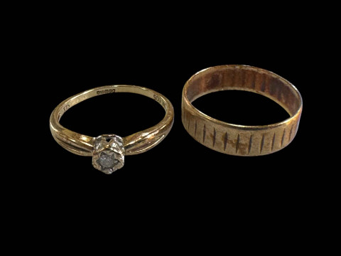 9 carat gold wedding band, and 9 carat gold gem set ring (2).