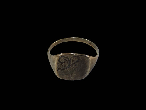 9 carat gold signet ring.