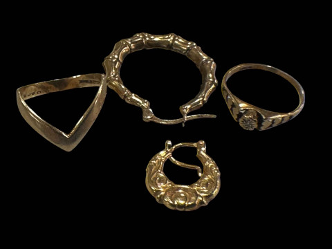 Two 9 carat gold rings and two single earrings (4).