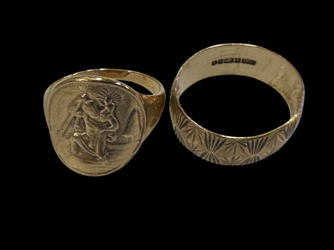 Two 9 carat gold rings.