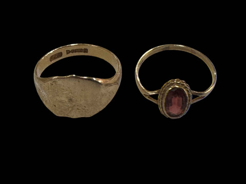 9 carat gold signet ring and 9 carat gold gem set ring (2).
