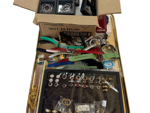 Tray lot with jewellery and watches.