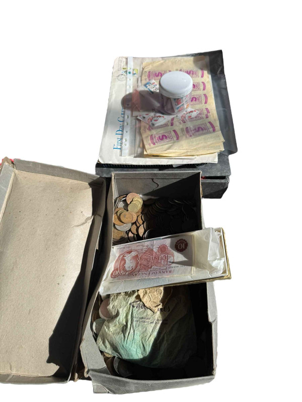Consequential one pound banknotes and other, pre 1947 silver, other loose coinage, etc.