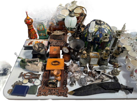 Interesting lot with Tiffany style lamp shade, table lamp, candlesticks,...