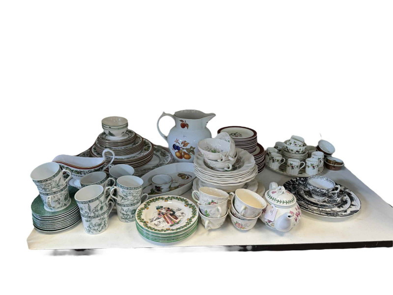 Collection of Royal Worcester Evesham, Portmeirion, Spode Christmas plates, etc.