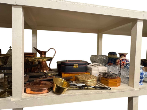 Good collection of metalwares including polished brass and copper wares, oil lamps, scales, jewellery boxes, Oriental wares, diecast vehicles, wall clocks, etc. thumbnail
