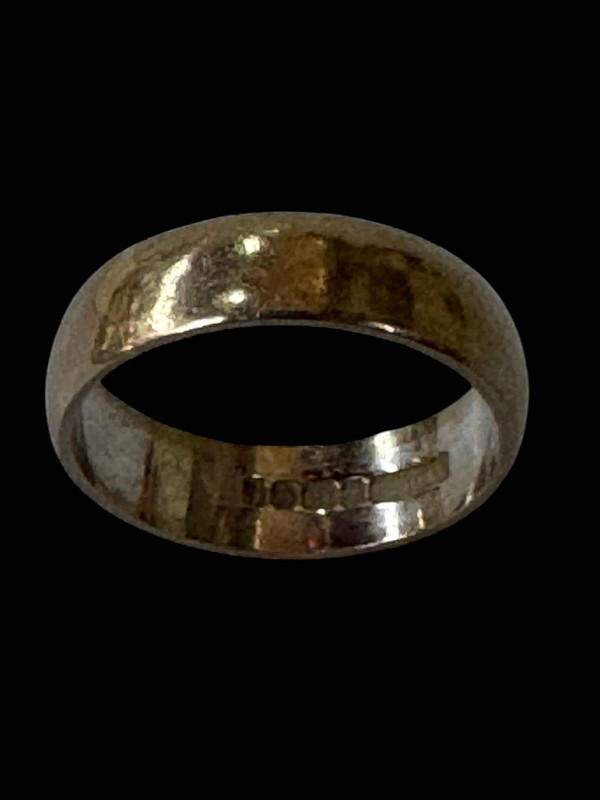 18 carat white gold wedding band.