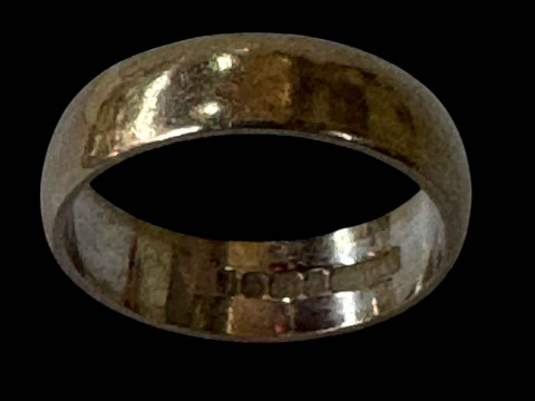 18 carat white gold wedding band.
