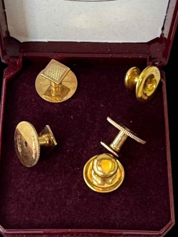 Five (3+2) 9 carat gold collar studs.