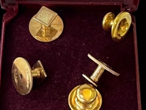 Five (3+2) 9 carat gold collar studs.