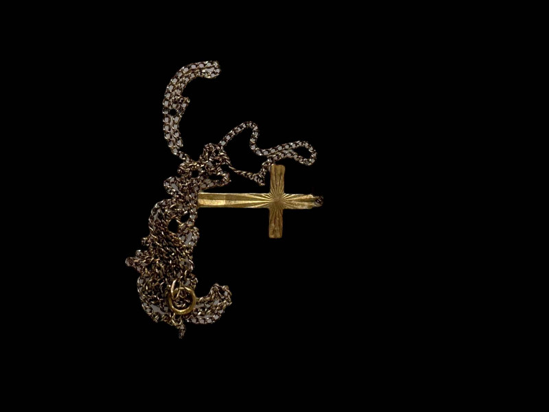 9 carat gold cross and chain (chain broken).