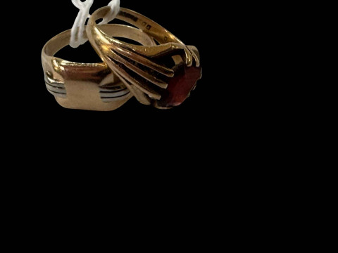 Gents 9 carat gold signet ring and 9 carat gold and garnet ring (2).