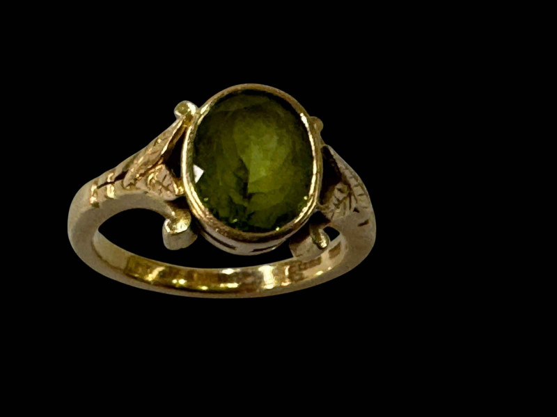 18 carat gold and peridot ring with leaf shoulders, makers mark JRK, size U.