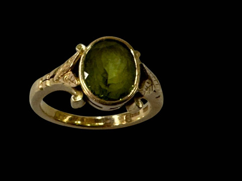 18 carat gold and peridot ring with leaf shoulders, makers mark JRK, size...