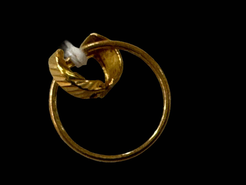 22 carat gold band ring and 21k single earring (2).