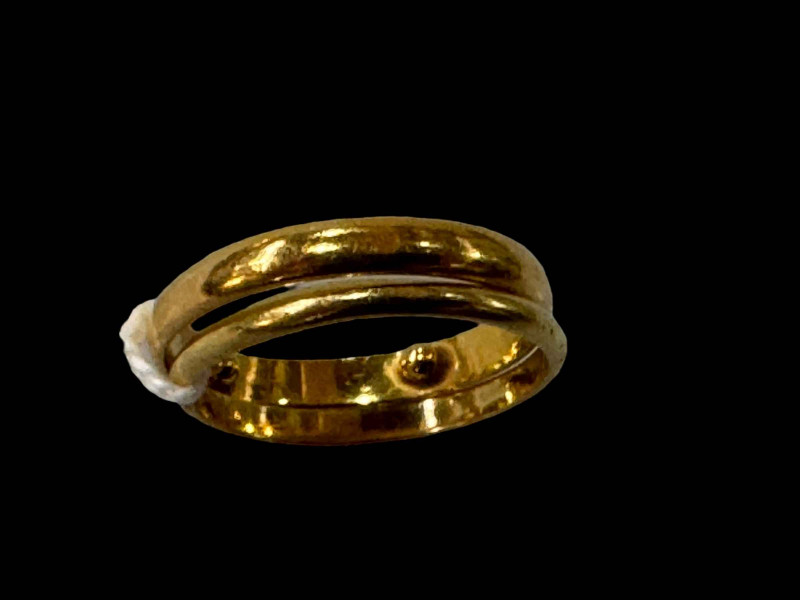 18 carat gold band ring and unmarked gold band ring (2).