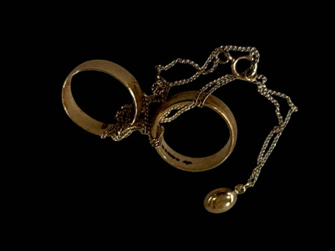 Two 9 carat gold wedding bands and 9 carat gold chain with bean pendant...