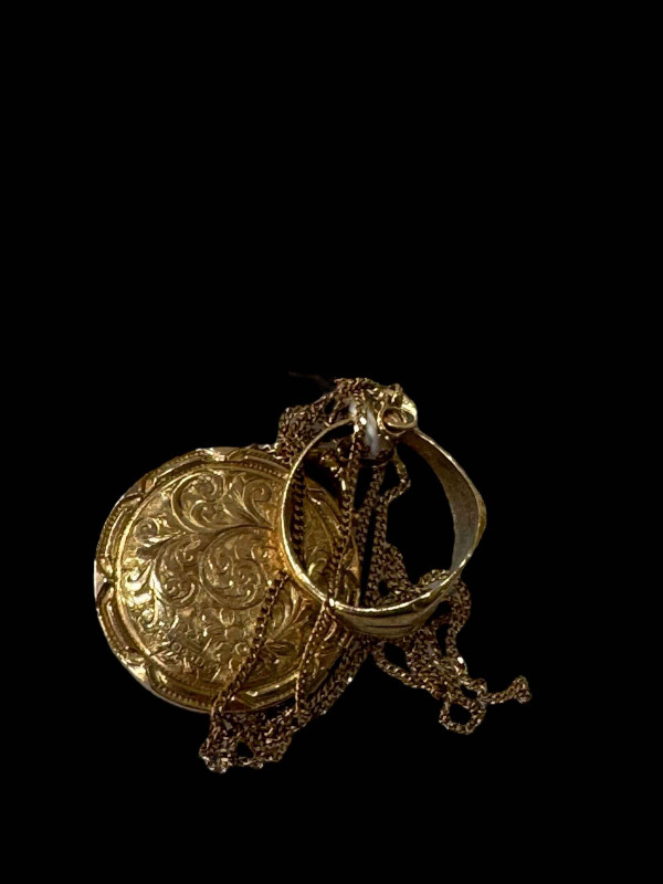 9 carat gold signet ring, 9 carat gold locket and 9 carat gold broken chain (3).