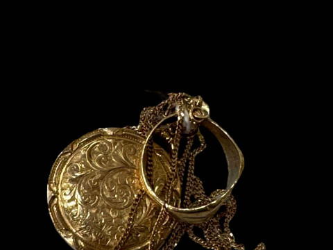 9 carat gold signet ring, 9 carat gold locket and 9 carat gold broken...