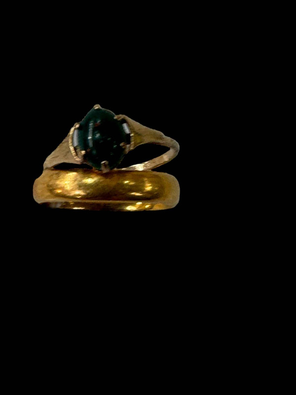 22 carat gold wedding band and 9 carat gold ring with green stone (2).