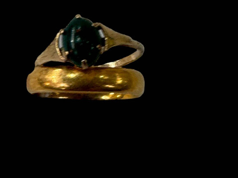 22 carat gold wedding band and 9 carat gold ring with green stone (2).