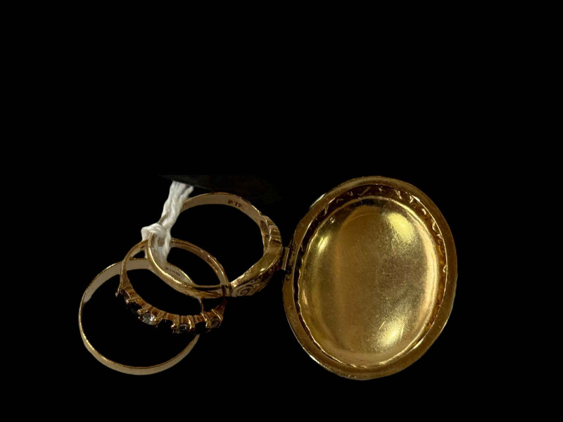 Three 9 carat gold rings (two gem set), and locket front only (4).