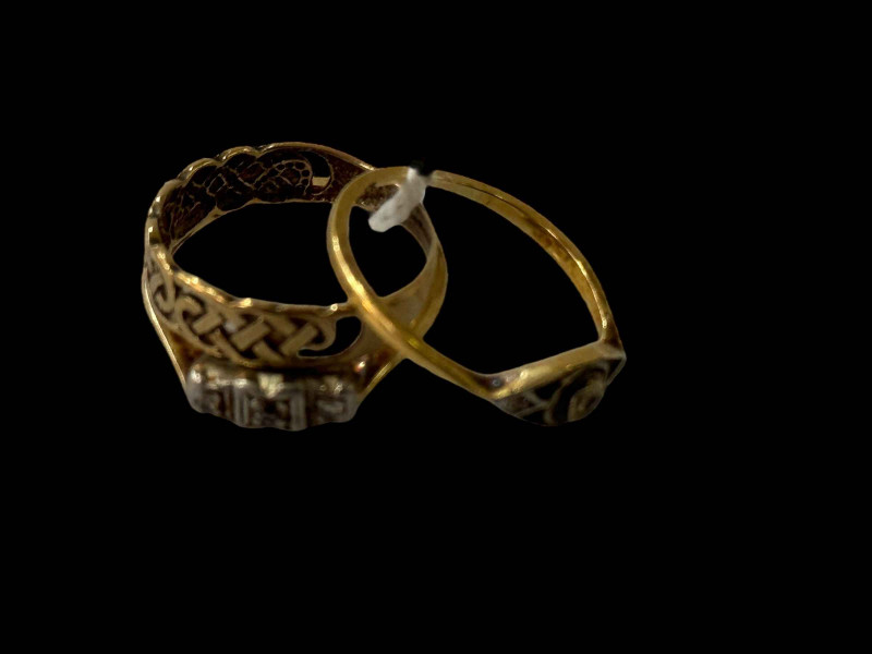 18 carat gold gem set ring and two 9 carat gold rings (3).
