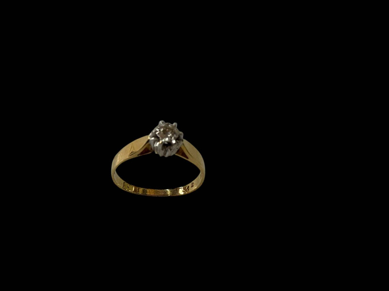 Diamond illusion set 18 carat gold ring, size M.