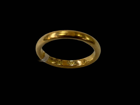 18 carat gold wedding band.