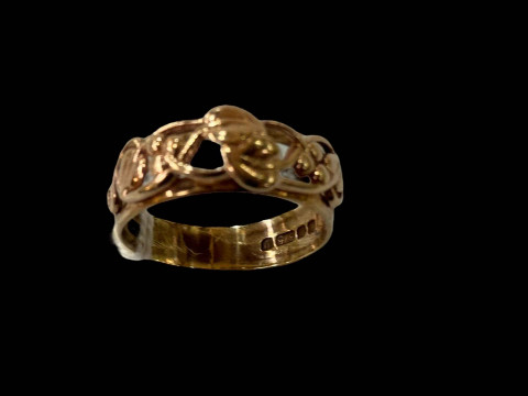 9 carat gold foliate ring, size Q.