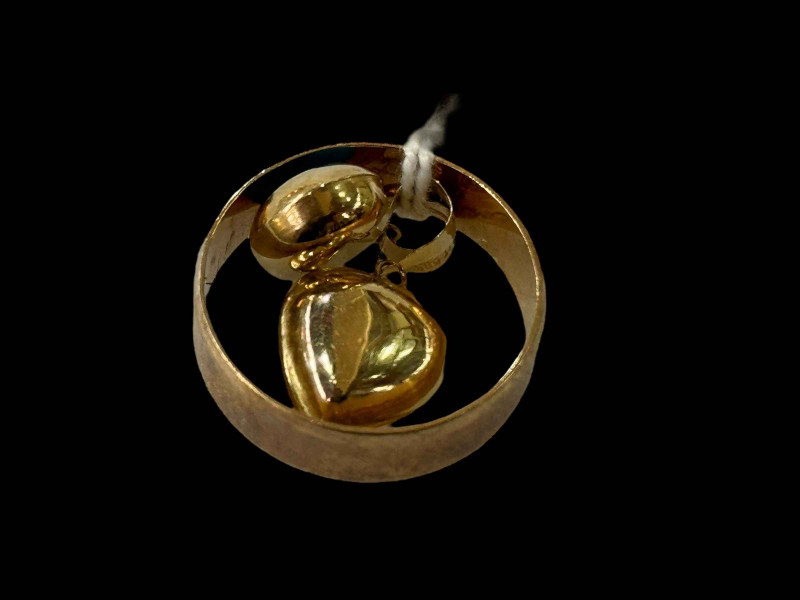 9 carat gold wedding band and two small 14 carat 'eye' pendants (3).