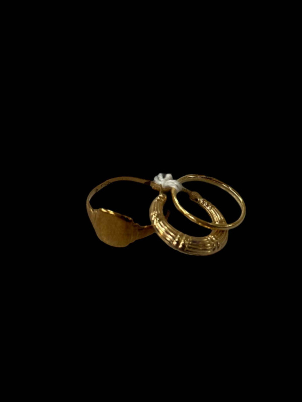 18 carat gold band ring, 9 carat gold ring and single earring (3).