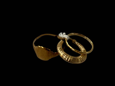 18 carat gold band ring, 9 carat gold ring and single earring (3).