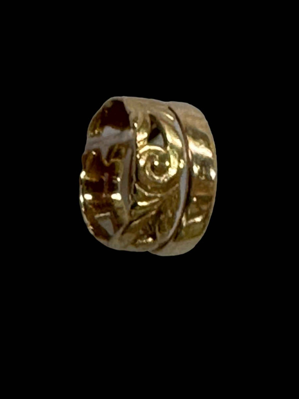 Two 9 carat gold rings.