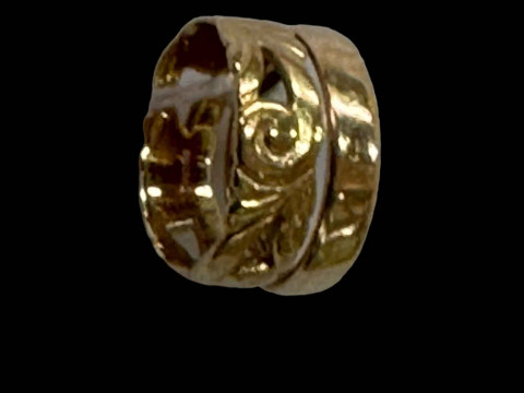 Two 9 carat gold rings.