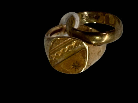 Two 9 carat gold rings.