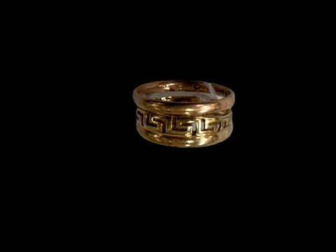 Three 9 carat gold rings.