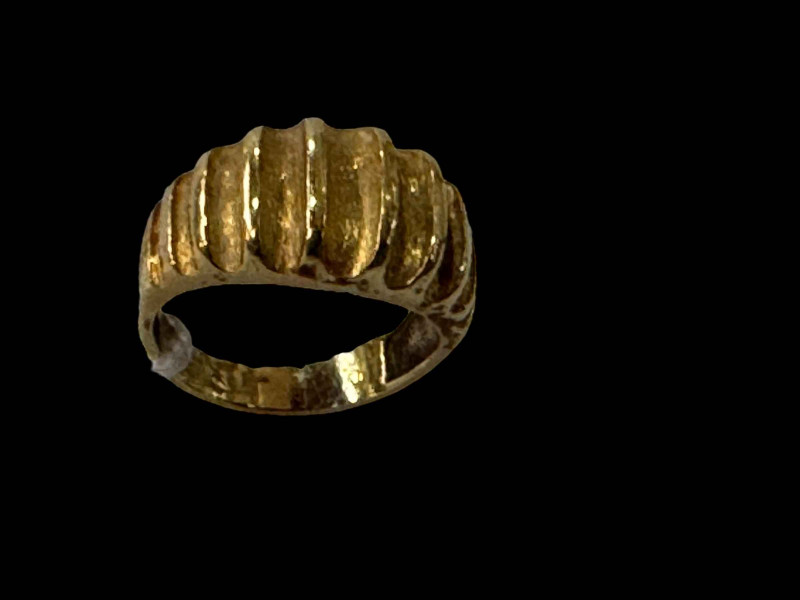 Ribbed design gold ring.