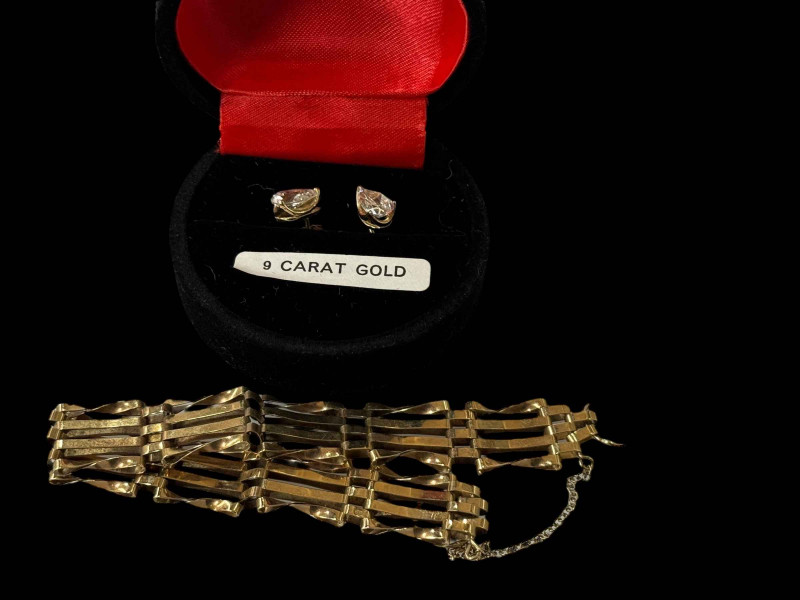 9 carat gold gate bracelet and pair 9 carat gold earrings (2).
