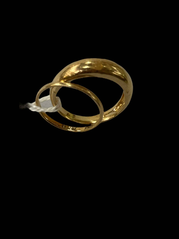 18 carat gold band ring and unmarked ring (2).